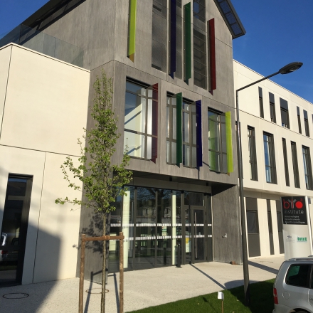 Bio Cube : laboratoire de biotechnologie de l'université de Tours réalisé par le cabinet d'architectes Boille et Associés